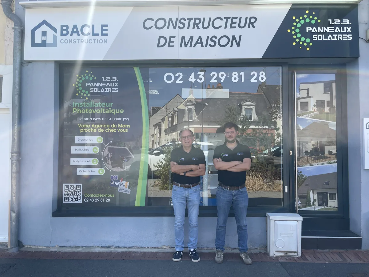 Le père et le fils, fondateurs de Bacle Construction, devant leur agence du Mans