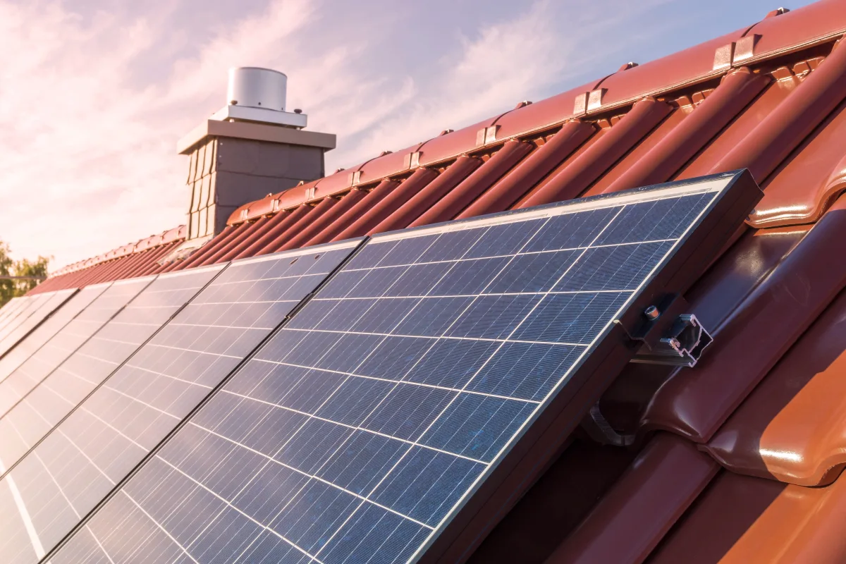Gros plan sur les panneaux photovoltaïques installés sur une maison Bâcle Construction