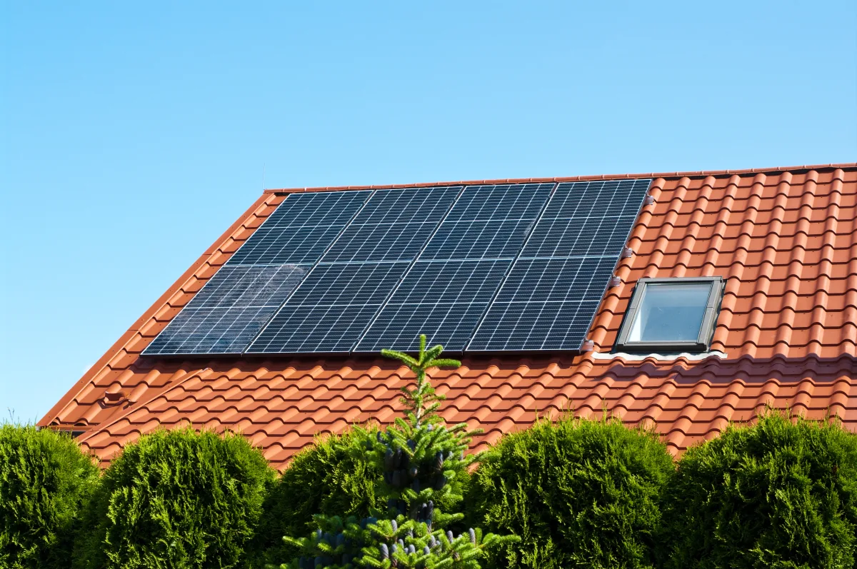 Toiture d'une maison neuve équipée de panneaux photovoltaïques en Sarthe
